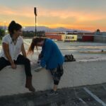Mayra Hermosillo Instagram - El NORTE SOBRE EL VACÍO #bts Aquí conocí a mi naranja entera y a mi mejor amiga la Paloma Petra, mi Rosa la más hermosa chingaos. Alejandra ! Siempre estaré agradecida por juntarnos con la intuición de tu corazón, la suerte de las coincidencias y las ganas de hacer familia en esta industria que, a veces, es muy ruda. Gracias Gabriel por aceptar la propuesta de la nueva Lily y por escribir esta historia que ha sido un parteaguas para muchos de nosotros. Los personajes y las historias nos buscan, confiemos en ellas y en ellos. Que disfruten este peliculón por @amazonprime