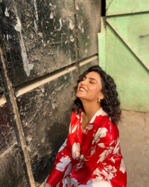 Meenal Sahu Instagram - Promotions #happyfamily *conditions apply* 

HMU @suprabha_jadhav @suvriti_jain 

Styled by @clamps_andchaos 
@superbhuti 
@kairaa_jhaveri