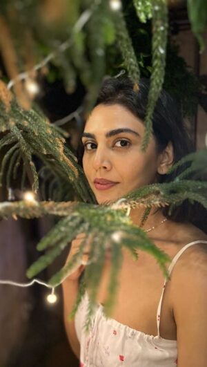 Meenal Sahu Instagram - @thelovefools evening! 
Beautiful place with delicious food. Recommend it to all my foodie friends ❤️
📸 @pruutha (thanks for this one) 

#notanad #food #trendingreels #thelovefools