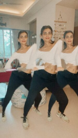 Meenal Sahu Instagram - Badinga challenge with a Sick face 🤧

#badingachallenge #badinga #twrk #dancereels #dancereel #reelitfeelit #justforfun
