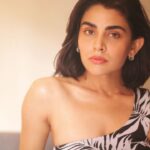 Meenal Sahu Instagram - When you don’t know what to say smile and wave 😊👋 Mumbai, Maharashtra