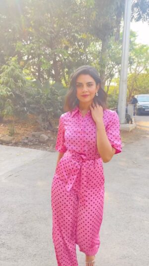 Meenal Sahu Instagram - Frankly, you can’t go to Farah’s set without doing this 💕 #franklyfarah @primevideoin @farahkhankunder @ayesha.jhulka 

HMU @suprabha_jadhav @cletusliuu 
Styled by @clamps_andchaos 
Assisted @kairaa_jhaveri 

#franklyfarah #happyfamily #promotions