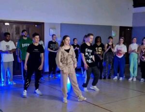 Meesha Garbett Instagram - @diversitystudio amazing class from @realperrikiely
@warrenrussell_ @starrkiely #diversitydance #ashleybanjo @ashleybanjo #diversitystudio #namedcollective #jordans #jordan4 #offwhite