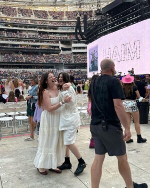 Megan Stalter Instagram - We had such an amazing time opening for @taylorswift and @haimtheband !! When Taylor’s team reached out to us about opening her LA show by making out on stage for 45 minutes we thought OKAY this girl really is for the gays :) 

Thank you @mad_libb and @freepeople  as well for sponsoring our show 🌷💗