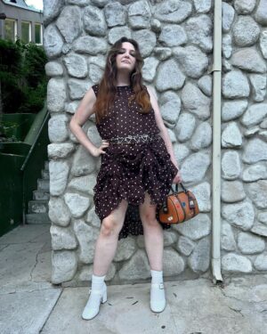 Megan Stalter Instagram - Took these for my girlfriend but you can see them too 💐

Styled by @kattypaldos 
Hair @ericka_verrett 
Makeup @ninamariemahon 
BAG @coach 💗💕