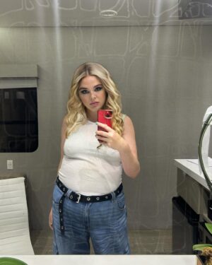Megan Stalter Instagram - Welp 10 hours later and I'm already back on set :) lucky to be a working actor in this beautiful city do ya thing hollyweird  #strikeover #actorslife #plussizemodel