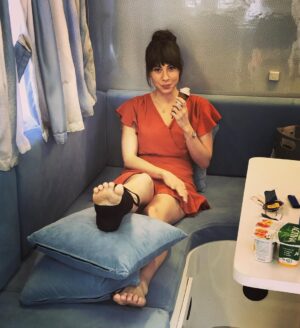 Melis Babadağ Instagram - Müjdemi isterim! #aykutenişte2 yakında sinemalarda✌🏻 Milyon kere sorduğunuz ve soracağınız tarih için beklemedeyiz ☺️ @aykuteniste2 @bkmonline