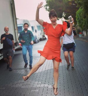 Melis Babadağ Instagram - Müjdemi isterim! #aykutenişte2 yakında sinemalarda✌🏻 Milyon kere sorduğunuz ve soracağınız tarih için beklemedeyiz ☺️ @aykuteniste2 @bkmonline
