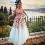 Melis Babadağ Instagram - Ben ve Benim gerçek hayattaki Güzel Ailem ♥️ Canım @aylinyilmazhautecouture ciğimin ince tasarımıyla🌺🙏🏻