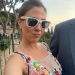 Melis Babadağ Instagram - Ben ve Benim gerçek hayattaki Güzel Ailem ♥️ Canım @aylinyilmazhautecouture ciğimin ince tasarımıyla🌺🙏🏻