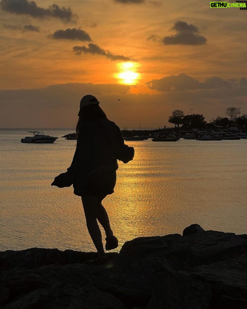 Melis Tüzüngüç Instagram - sonbahar kızı, kendi ayına tüm içli ve hisli haliyle giriş yaptı🍂