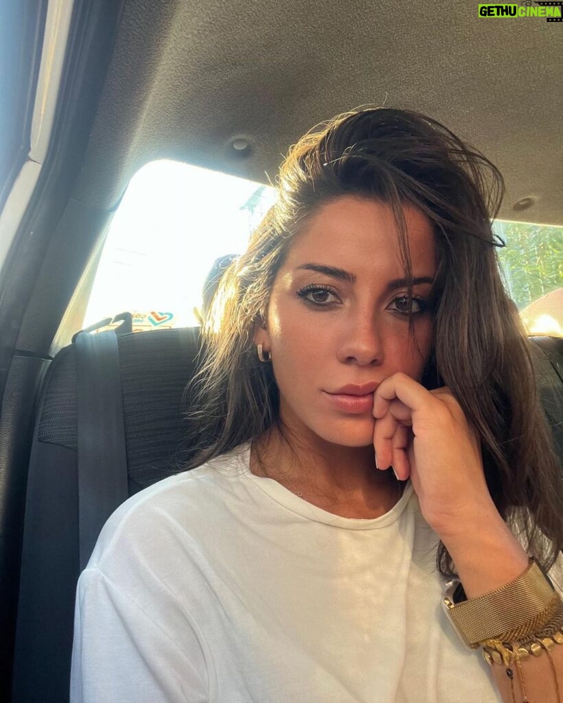 Melis Tüzüngüç Instagram - yine kafamın içi gibi bi postmuş. bi de hayat, benle güldüğün kadar anlamlıymış🤷🏻‍♀