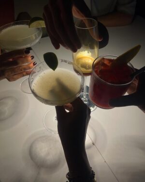 Melis Tüzüngüç Instagram - şurdan bi çeşme günlükleri again🍸🌞🐍👡✨