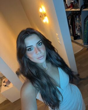 Melis Tüzüngüç Instagram - mumlar sabır olsun, gök yüzü niyeti söylesin. bana kendini hayretle izleten ve yüzümde muhakkak yansımasını taşıdığım her şeyi seviyorum. ve sonra coşmuş sardunyalara anlatıyorum gördüklerimi.
iyi ki bakıyorum.