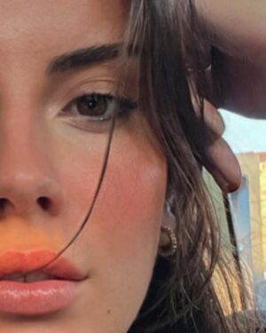Melis Tüzüngüç Instagram - mumlar sabır olsun, gök yüzü niyeti söylesin. bana kendini hayretle izleten ve yüzümde muhakkak yansımasını taşıdığım her şeyi seviyorum. ve sonra coşmuş sardunyalara anlatıyorum gördüklerimi.
iyi ki bakıyorum.