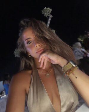 Melis Tüzüngüç Instagram - şurdan bi çeşme günlükleri again🍸🌞🐍👡✨