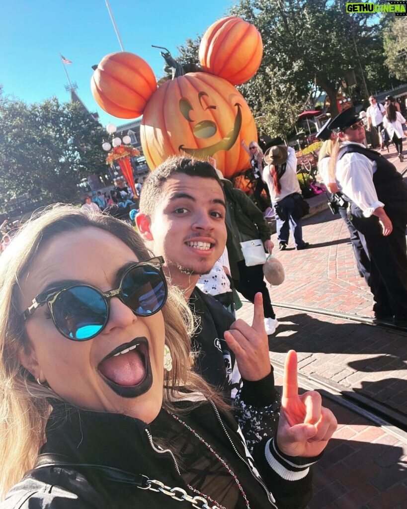 Melissa Cervantes Instagram - Happy Halloween from #lameramera and the chosen one! 🎃🎃🎃🎃 Finally anakin gets to experience the long waits at #disneyland #california