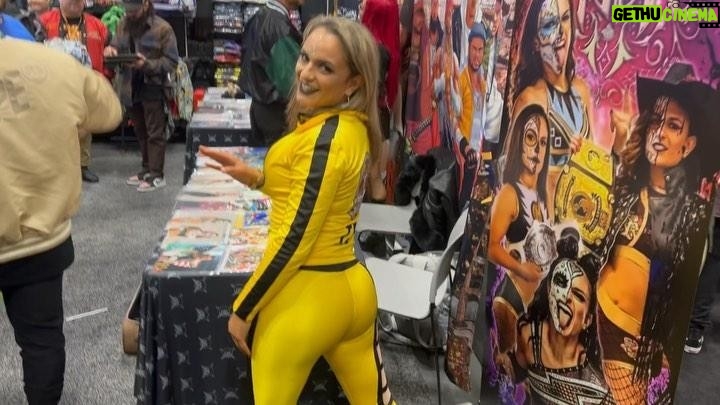 Melissa Cervantes Instagram - Who thinks this kill bill gear needs to come back????? Anddddd this week in the vlog 😎😎😎😎😎😎😎😎 #butt #nycc #fun #lameramera #cosplay #killbill #friday #fun