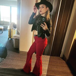 Melissa Cervantes Instagram - De tejanita a chiquita bonita ❤️ if you want to see this and more subscribe to my #patreon My fans and I have lots of fun there and the higher tier get the best pictures and gifts ever #bb #lameramera #dressup #fit #gordibuena #hola #instafit