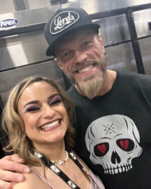 Melissa Cervantes Instagram - I’m so happy I finally met @edgeratedr him and his wife are nicest and selfless  human beings in this world ❤️ 
Have fun this Tuesday and beat @luchasaurus dinosaur butt! 
#coworkers #ratedrsuperstar #AEWDynamite #tuesday #AEWCollison #AEW #lameramera #ThunderRosa