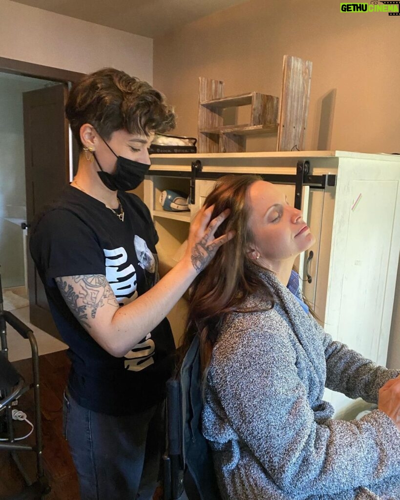 Mena Suvari Instagram - Always judging my greys. 🎀 @lydiamorales.mua #SetLife #HairMakeup
