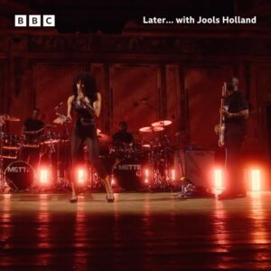 Mette Instagram - This goes out to the Mama’s Mamas and the MUTHAS… honored to have my debut television moment be with @jools.holland.official. What a legendary night! 🖤
