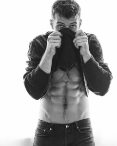 Michael Mealor Instagram - Surprise! Guess who’s finally showing his face on Y&R? Check out Kyle’s big return to Genoa City TODAY! #youngandtherestless