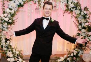 Michael Mealor Instagram - In true Chanccomm fashion, Uncle Billy broke the news first…..my time as we know it on The Young and the Restless is coming to a close. The last three and a half years has been a truly humbling and life changing experience. I wouldn’t have been here this long without the love and support y’all have shown me throughout every inch of this ride! From appearing on national TV in my “birthday suit” to digging up graves for DNA fragments, every engagement and every heart break, whether you were #KOLA or #SKYLE, y’all were along for the rollercoaster. Thank you @youngandrestlesscbs, @cbstv and @sony for trusting me with this incredible character. Thank you for allowing me to be your Kyle Abbott. So much love to each and every one of you!