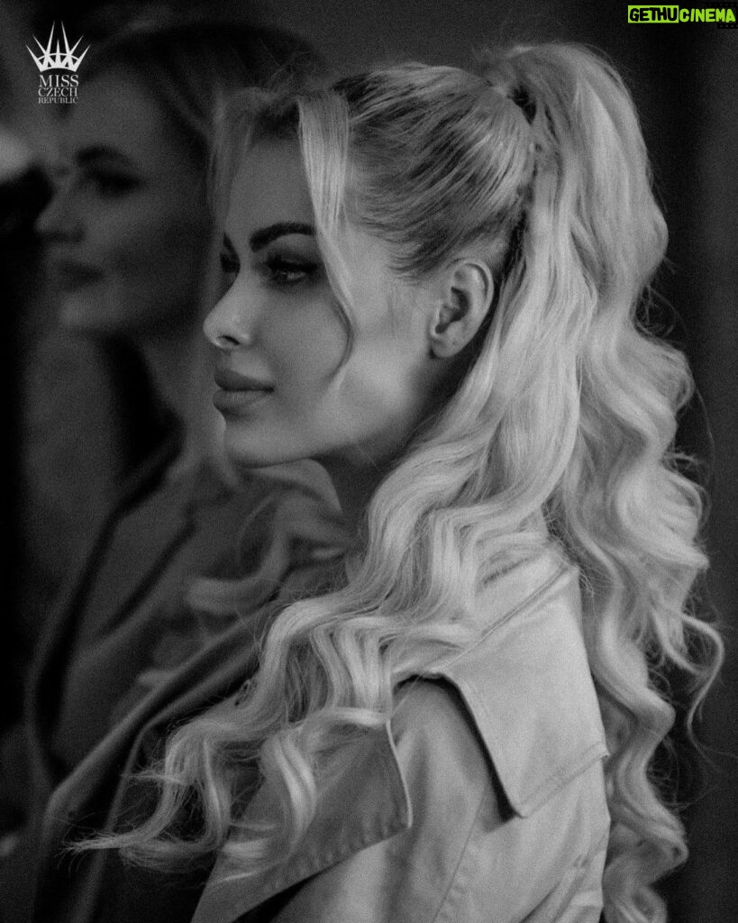 Michaela Marková Instagram - Bts captures 📸 _______________________________________________ #hairstyle#haircare#dnes#dnesnosim#fotnessgirl#fitgirl#fitchick#blondhair#blondhairs#dnesnosim#dnesobliekam#czechfitness#cvicimczsk#posilovna#bodyimage Pragovka