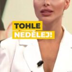 Michaela Marková Instagram - Blíží se svátky a po nich neodmyslitelně přijdou i tradiční novoroční předsevzetí. Nový rok, po odpočinku nová motivace a chuť něco změnit. Nový pomyslný začátek 🤝🏻🫀 Tady je pár tipů, které ti v plnění nových předsevzetí pomůže. 1️⃣ stanov si realistický cíl. 2️⃣ vytvoř si plán, který tě k němu povede. 3️⃣ zaznamenávej si pokrok (až budeš ztrácet motivaci, bude ti oporou a zároveň realistickou zpětnou vazbou) 4️⃣ buď trpělivý a nezapomeň oslavovat úspěchy (zaměř se na pozitiva) 5️⃣ najdi si zdroje inspirace (najdi zajímavé tématické knihy, videa, inspirativní lidi, kteří tě budou na tvé cestě motivovat, vzdělávat…a posouvat) 6️⃣ Dejte sobě a svému předsevzetí čas, aby se stalo tvou rutinou, tvou součástí. Tehdy budeš vědět, že jsi to DOKÁZAL/A a změna bude trvalá ❤️💪 ℹ️ Máš i ty nějakou svou zkušenost nebo radu, která může pomoct někomu dalšímu? Pokud ano, sdílej ji s námi v komentáři. Celý rozhovor najdeš na @cnnprima _______________________________________________ #osobnirozvoj#motivace#motivacejinak#inspirace#odhodlanie#dnescitam#dnesctu#dnesmotivujem#cvicimczsk#fitnessczsk#posilovna#czechfitness#dnesjemzdravo#motivacejezaklad#czechgirl#praguegirl#podcast#vzdelavani#vzdelavanie