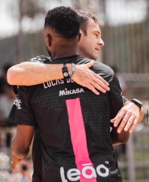 Michel Bastos Instagram - Mais um @mikasaopen fenomenal !! Parabéns pelo lindo evento👏🏾👏🏾. Agradecer ao meu parceiro @rafaelschmitz, obrigado irmão pela parceria. Essa dupla deu liga kkkkk feraaaa. #futevolei @hotpark @rioquenteresorts