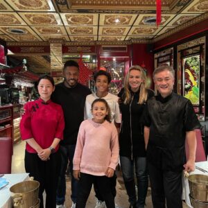 Michel Bastos Instagram - Ontem voltamos depois de 11 anos a comer no nosso restaurante preferido Palais de Chine 🇨🇳 na Bélgica 🇧🇪!! Muitas lembranças boas 👏🏾😍. Obrigado @kerchove #Marta e #Celia pela companhia. @rafaelschmitz @anapaulagodoi @michellenobre @danisloboda @sloboda01 faltou a presença de vcs !! Voltaremos né @lewonsovicz ? #chine #palaisdechine #homard #cuisinechinoise