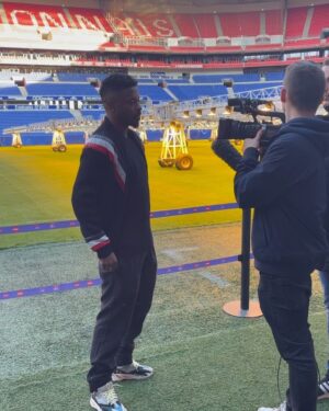 Michel Bastos Instagram - O bom filho a casa torna !! E sempre um prazer voltar a Lyon rever os amigos! @ol 🦁🙏🏾 Le bon Fils rentre à la maison ! C'est toujours agréable de revenir à lyon et de revoir des amis.