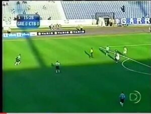 Michel Bastos Instagram - Hj meus amigos do @gremiolegends jogaram contra o Coritiba , e acabei achando esse gol !!! 🚀🚀🚀🚀