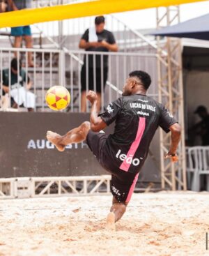 Michel Bastos Instagram - Mais um @mikasaopen fenomenal !! Parabéns pelo lindo evento👏🏾👏🏾. Agradecer ao meu parceiro @rafaelschmitz, obrigado irmão pela parceria. Essa dupla deu liga kkkkk feraaaa. #futevolei @hotpark @rioquenteresorts