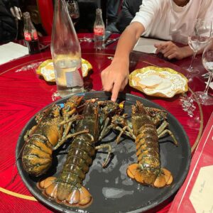 Michel Bastos Instagram - Ontem voltamos depois de 11 anos a comer no nosso restaurante preferido Palais de Chine 🇨🇳 na Bélgica 🇧🇪!! Muitas lembranças boas 👏🏾😍. Obrigado @kerchove #Marta e #Celia pela companhia. @rafaelschmitz @anapaulagodoi @michellenobre @danisloboda @sloboda01 faltou a presença de vcs !! Voltaremos né @lewonsovicz ? #chine #palaisdechine #homard #cuisinechinoise