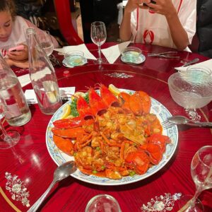 Michel Bastos Instagram - Ontem voltamos depois de 11 anos a comer no nosso restaurante preferido Palais de Chine 🇨🇳 na Bélgica 🇧🇪!! Muitas lembranças boas 👏🏾😍. Obrigado @kerchove #Marta e #Celia pela companhia. @rafaelschmitz @anapaulagodoi @michellenobre @danisloboda @sloboda01 faltou a presença de vcs !! Voltaremos né @lewonsovicz ? #chine #palaisdechine #homard #cuisinechinoise