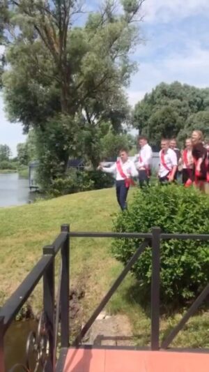 Mikhail Zasidkevich Instagram - Выпускники сняли крутое видео под песню «Надо повторить». Такой момент правда хочется повторить снова!
А вы бы прыгнули?