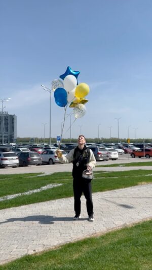 Mikhail Zasidkevich Instagram - Сегодняшний день начался с неожиданной встречи в аэропорту! С поздравлений, подарков и загадывания желаний. Я верю, они обязательно сбудутся!
Спасибо тусе #ВыездЗаDabro за этот сюрприз. Спасибо всем городам! Это видео будет напоминать о крутом дне.