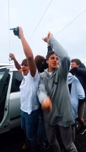 Mikhail Zasidkevich Instagram - Сегодня ночью выйдет наша новая песня «Надо повторить». Будем ждать ваши видосы с поездок, встреч, концертов и путешествий под эту песню!