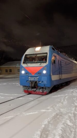 Mikhail Zasidkevich Instagram - Дорога. Она по своему интересна и это знают те фаны, кто ездят с нами в другие города.
После вчерашнего концерта сели на поезд. Смонтировал небольшое видео, чтобы передать эту атмосферы.