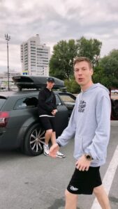 Mikhail Zasidkevich Instagram - Последние тёплые деньки, когда можно включить музыку в машине и зачитать на улице.