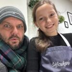 Milan Zimnýkoval Instagram - Nečakaná ale za to vydarená sobota! 🤩 Sašku pozvali Miňo & Natacha na kurz vianočneho pečenia 💥 @miroslavmacula & @natacha_pacal_patisserie ♥️♥️ Kniha je dokonalá! Mamkine - @original_antonia - linecké cesto je hrubšie 😜 a šišky sú dokonalé. Začnite piecť teraz (v detstve) 😎😘😇 #pecieceleslovensko #bakeoffslovakia