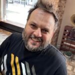 Milan Zimnýkoval Instagram - Prvý ples sezóny v Michalovciach bol famózny! 🤩 Ľudia sa bavili, ja tiež a postihal som veľa vecí okolo toho. Vymeniť mame žiarovky v obývačke - tá čo nevarí lepšie 😂😂😂 Besedu so študentami & profákmi môjho Gymka @gphmi_sk 🎯 Tešil som sa na barbera Matúša @gentlemansclub_barbershop , kde bola prča jak hrča a zabavil som sa grande 😂 pozdravujem Marienku Ako upútavač som si ako jeden z prvých pozrel novú expozíciu praveku v @zemplinske_muzeum - MEGA! 💥💥💥 A samozrejme ples! Po štyroch rokoch, skvelá atmosféra, skvelí ľudia, kamaráti, spolužiaci, ale aj nekamaráti, nespolužiaci, Katka Knechtová a moja co-moderátorka Janka Hospodárová @janahospodarova, prvýkrát s primátorom, s ktorým sme mali veľa spoločných snov @miroslav.dufinec 🤝 @fs_zemplin (na ktorých sa teším 28/1 v BA s projektom @korene_projekt) a ďalší… (na oscaroch poďakujem všetkým) Už teraz sa teším na budúci rok ;) a ďakujem.