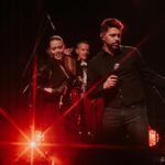 Milan Zimnýkoval Instagram - Som nesmierne vďačný za možnosť byť súčasťou vianočných koncertov Adama ĎURICU! Myslím, že toto bol nejaký míľnik, ku ktorému sa vrátime. Ďakujem aj za ten pocit, že som bol súčasť programu, nielen hlásič skóre 😜 ďakujem, že som bol v spoločnosti kamarátov - od účinkujúcich, legendárnej kapely, cez support okolo Adama, až po skvelých Adamových fanúšikov. Bol to komplet #onlygoodvibes pocit od A po Z (od Adama po Zimnýkovala) 💥a skvelé foto 🤩 @barcachle @ @wittnerik & @hanoutphoto 🤷🏻‍♂️ #dobrevecidadeju