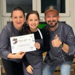 Milan Zimnýkoval Instagram - Nečakaná ale za to vydarená sobota! 🤩 Sašku pozvali Miňo & Natacha na kurz vianočneho pečenia 💥 @miroslavmacula & @natacha_pacal_patisserie ♥️♥️ Kniha je dokonalá! Mamkine - @original_antonia - linecké cesto je hrubšie 😜 a šišky sú dokonalé. Začnite piecť teraz (v detstve) 😎😘😇 #pecieceleslovensko #bakeoffslovakia
