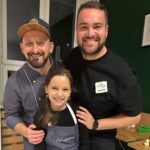 Milan Zimnýkoval Instagram - Nečakaná ale za to vydarená sobota! 🤩 Sašku pozvali Miňo & Natacha na kurz vianočneho pečenia 💥 @miroslavmacula & @natacha_pacal_patisserie ♥️♥️ Kniha je dokonalá! Mamkine - @original_antonia - linecké cesto je hrubšie 😜 a šišky sú dokonalé. Začnite piecť teraz (v detstve) 😎😘😇 #pecieceleslovensko #bakeoffslovakia