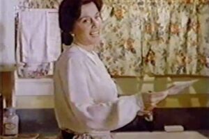 Mimi Kennedy Instagram - Happy Thanksgiving! Scene from my Homefront inspired kitchen and scenes from the Thanksgiving Episode. 🦃🥧💃