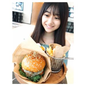 Miori Ohkubo Instagram - กิน lunch set ที่ราคาดีวันจันทร์ที่ผ่านมาค่ะ🍔
รวมกับ main dish, สลัด, ขนมและเครื่องดื่มค่า🤩
อิ่มมากๆ...😅
I ate this good deal lunch set meal last Monday🍔
Including with main dish, salad, dessert, and drink🤩
I ate too much...😅
この前の月曜日にお得なランチセット食べに行きました🍔
メイン、サラダ、デザートにドリンクまで付いてたよ🤩
食べ過ぎだー…😅
#BNK48 #MioriBNK48 #大久保美織 #hamburger