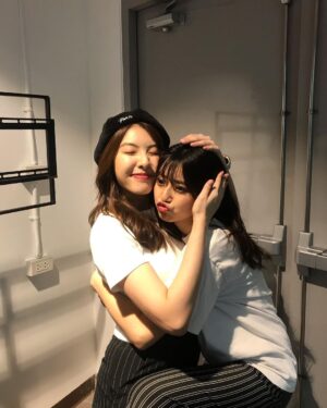Miori Ohkubo Instagram - Minmin’s birthday stage 
วันนี้เราใส่ชุดคล้ายกันค่ะ✌️ เป็น twin แล้ว☺️
We wear the similar clothes today✌️ like twins☺️
今日おそろみたいな服のコーデだったよ✌️ 双子みたい☺️
#BNK48 #MioriBNK48 #大久保美織 #minminbnk48